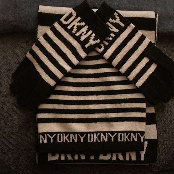 NWT ⭐️ DKNY black & white Striped winter 3 piece set w/ scarf, hat & gloves. - Picture 3 of 7
